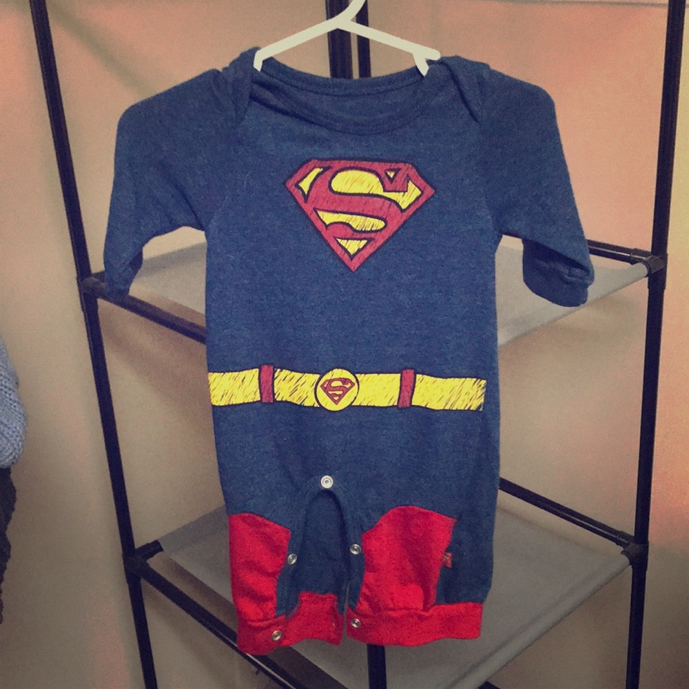 Superman! Onesie with cape. Cape velcros